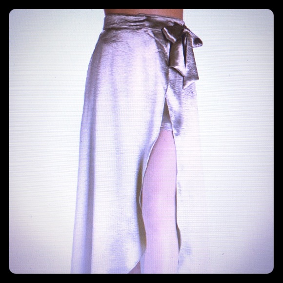 Boston Proper Dresses & Skirts - 🔥HOST PICK🔥This is a stunner🥰 A head turner🌺